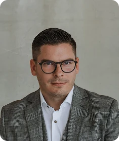 Tom Vechy Vecsernyes