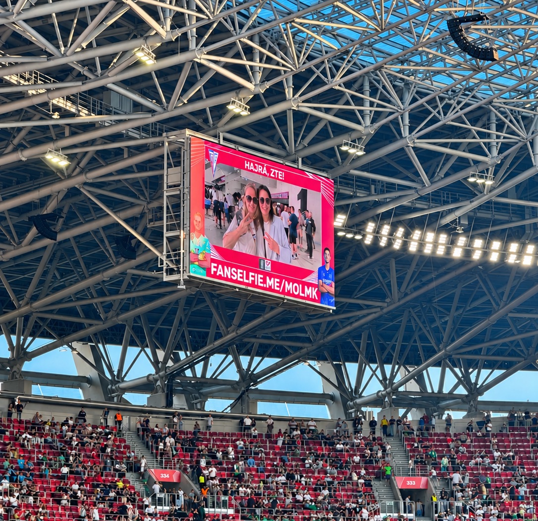 stadium-fan-selfie-jumbotron-mol-mk-1791548783.jpeg